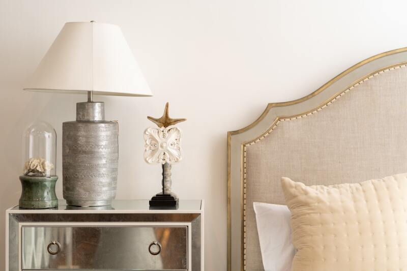 white-and-silver-table-lamp-1176516 (1).jpg