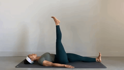 Alexa Idama practicing Pilates single leg circle